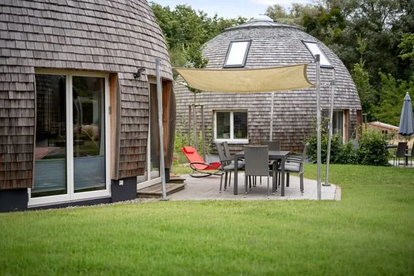 Ferienhaus Eos - Kugelhaus am Tollensesee - Terrasse mit Blick auf die Gartenanlage  Eos