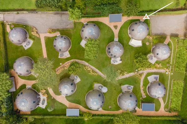 Ferienhaus Eos - Kugelhaus am Tollensesee - Gelände aus der Vogelperspektive  Eos