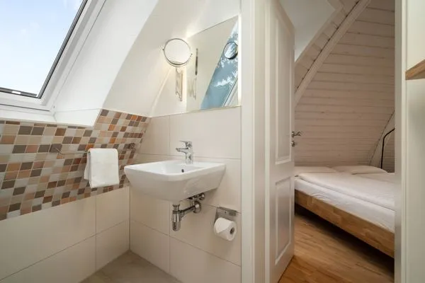 Ferienhaus Eos - Kugelhaus am Tollensesee - Badezimmer im Obergeschoss  Eos