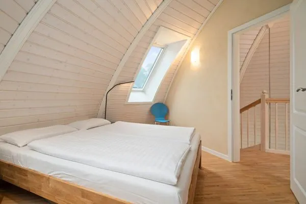 Ferienhaus Eos - Kugelhaus am Tollensesee - Schlafzimmer mit Doppelbett  Eos