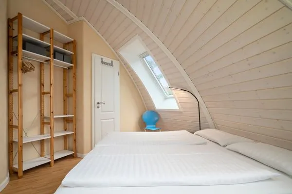 Ferienhaus Eos - Kugelhaus am Tollensesee - Schlafbereich mit offenem Schrank  Eos