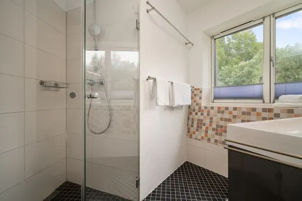 Ferienhaus Eos - Kugelhaus am Tollensesee - Badezimmer mit offener Dusche  Eos