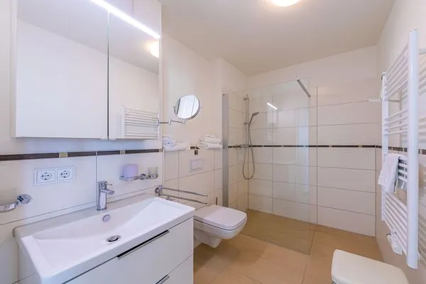 ChatGPT:  Ferienwohnung Sieglinde Hafenresidenz Waren (Müritz) – Modernes Badezimmer mit ebenerdiger Dusche  Sieglinde