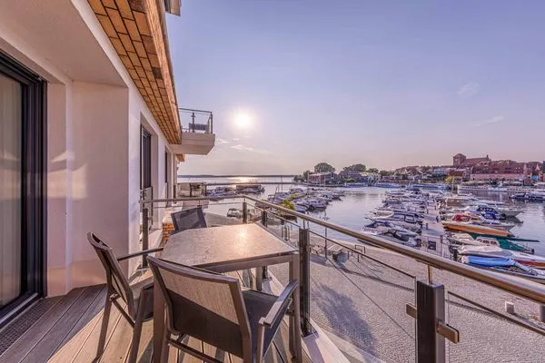 Ferienwohnung Sieglinde Hafenresidenz Waren (Müritz) – Sonniger Balkon mit traumhaftem Blick über den Yachthafen und die  Sieglinde