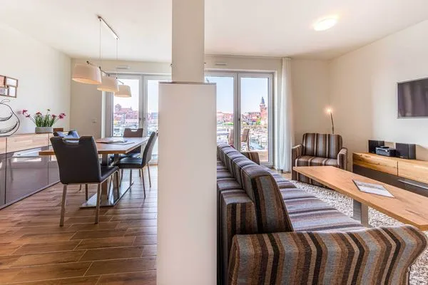 Ferienwohnung Sieglinde Hafenresidenz Waren (Müritz) – Helles Wohn- und Esszimmer mit Panoramablick auf den Hafen  Sieglinde