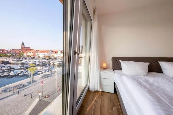 ChatGPT:  Ferienwohnung Sieglinde Hafenresidenz Waren (Müritz) – Gemütliches Schlafzimmer mit Blick auf den Yachthafen  Sieglinde