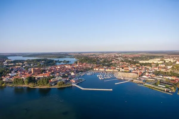ChatGPT:  Ferienwohnung Sieglinde Hafenresidenz Waren (Müritz) – Luftaufnahme von Waren mit Altstadt  Sieglinde