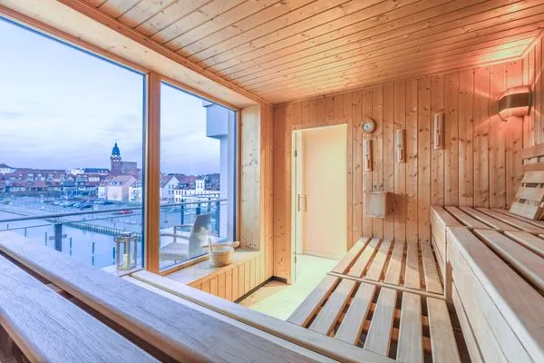 ChatGPT:  Ferienwohnung Garzini Hafenresidenz Waren (Müritz) – Panorama-Sauna mit Blick auf den Hafen und die Altstadt  Garzini