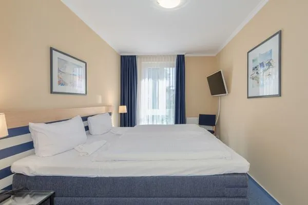 Ferienwohnung Apartment an der Seebrücke Zingst - Schlafzimmer mit Doppelbett  Apartment an der Seebrücke