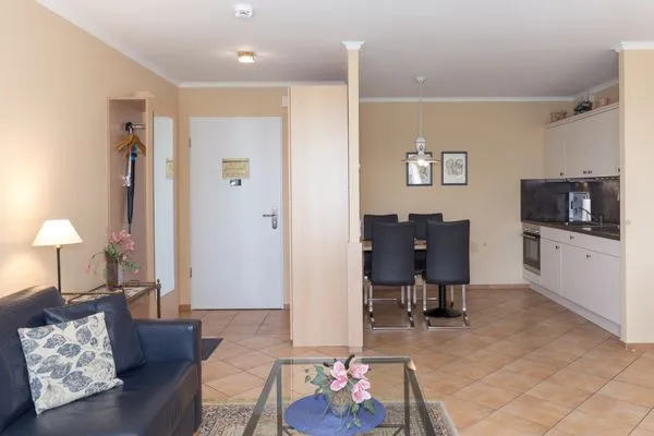 Ferienwohnung Apartment an der Seebrücke Zingst - Blick zur Küche mit Essbereich  Apartment an der Seebrücke