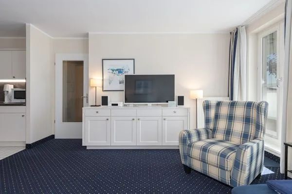 Apartment am Kurstrand Zingst - Sessel mit TV  Apartment am Kurstrand
