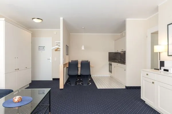 Apartment am Kurstrand Zingst - Küche mit Eingangsbereich  Apartment am Kurstrand