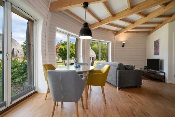 Ferienhaus Phoebe - Kugelhaus am Tollensesee - toller Ausblick vom Esstisch aus ins Grüne  Phoebe