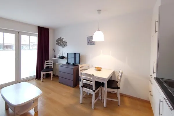 Wohnzimmer mit offener Küche in der Ferienwohnung Auszeit am Meer in Wittdün auf Amrum Haus *Südspitze 17* Ferienwohnung *Auszeit am Meer*
