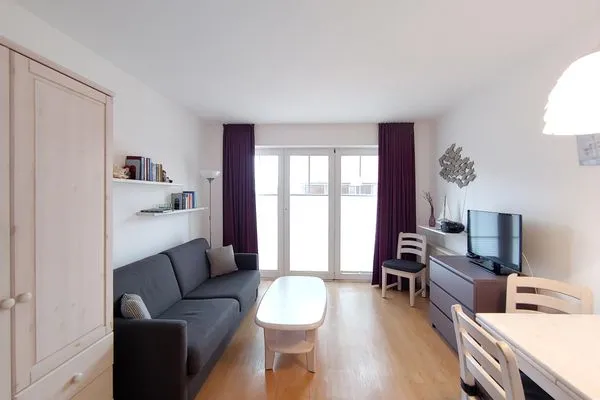 Wohnzimmer mit offener Küche in der Ferienwohnung Auszeit am Meer in Wittdün auf Amrum Haus *Südspitze 17* Ferienwohnung *Auszeit am Meer*