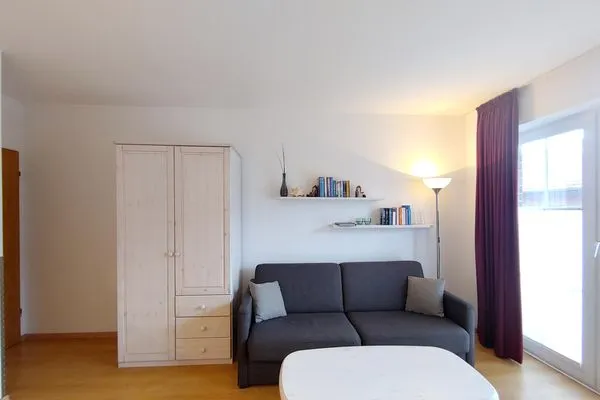 Wohnzimmer mit Schlafcouch in der Ferienwohnung Auszeit am Meer in Wittdün auf Amrum Haus *Südspitze 17* Ferienwohnung *Auszeit am Meer*