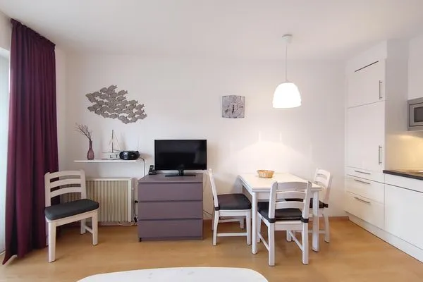 Wohnzimmer mit offener Küche in der Ferienwohnung Auszeit am Meer in Wittdün auf Amrum Haus *Südspitze 17* Ferienwohnung *Auszeit am Meer*