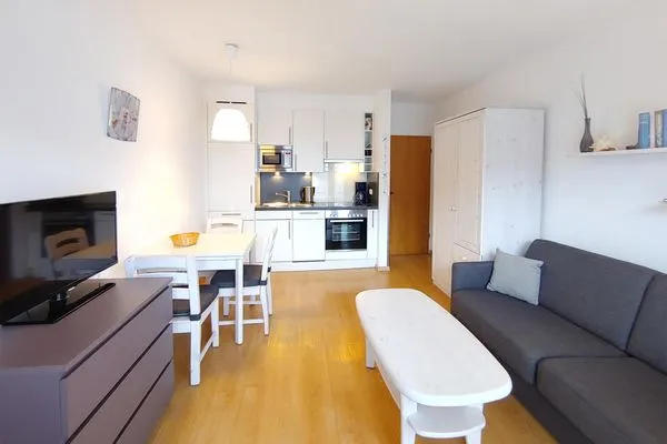 Wohnzimmer mit offener Küche in der Ferienwohnung Auszeit am Meer in Wittdün auf Amrum Haus *Südspitze 17* Ferienwohnung *Auszeit am Meer*