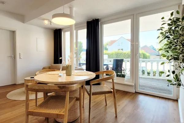 Essbereich mit Blick auf die Terrasse  Gemütliche Ferienwohnung mit Meerblick und Terrasse - Nur 50 Meter zum Strand inkl. Parkplatz und Fahrradunterstellplatz