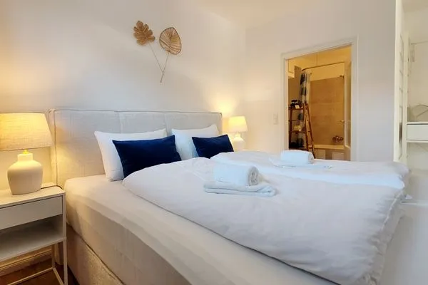 Gemütliches Doppelbett mit Bettwäsche-Paket von Momentic  Gemütliche Ferienwohnung mit Meerblick und Terrasse - Nur 50 Meter zum Strand inkl. Parkplatz und Fahrradunterstellplatz