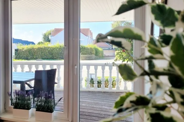 Blick auf die Terrasse  Gemütliche Ferienwohnung mit Meerblick und Terrasse - Nur 50 Meter zum Strand inkl. Parkplatz und Fahrradunterstellplatz