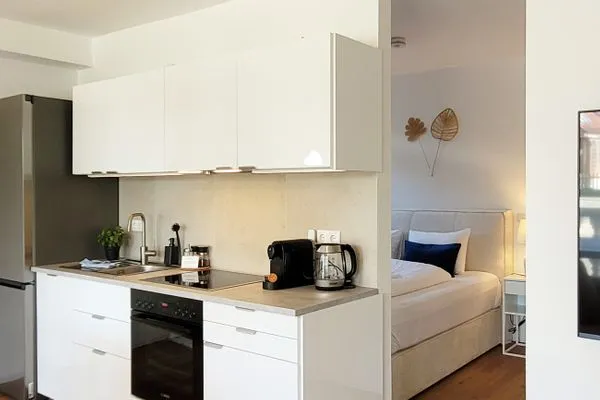 Blick auf die Küche und ins Schlafzimmer  Gemütliche Ferienwohnung mit Meerblick und Terrasse - Nur 50 Meter zum Strand inkl. Parkplatz und Fahrradunterstellplatz