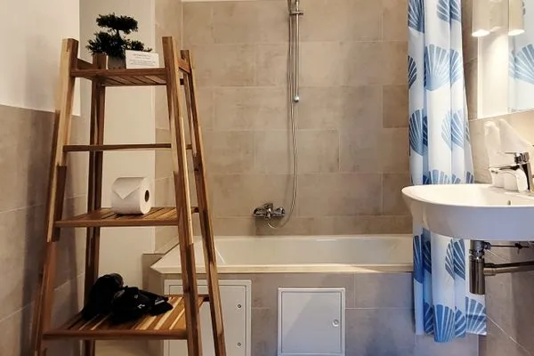 Badezimmer  Gemütliche Ferienwohnung mit Meerblick und Terrasse - Nur 50 Meter zum Strand inkl. Parkplatz und Fahrradunterstellplatz