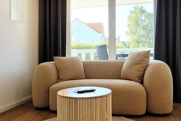 Multimedia TV und Sofalandschaft  Gemütliche Ferienwohnung mit Meerblick und Terrasse - Nur 50 Meter zum Strand inkl. Parkplatz und Fahrradunterstellplatz