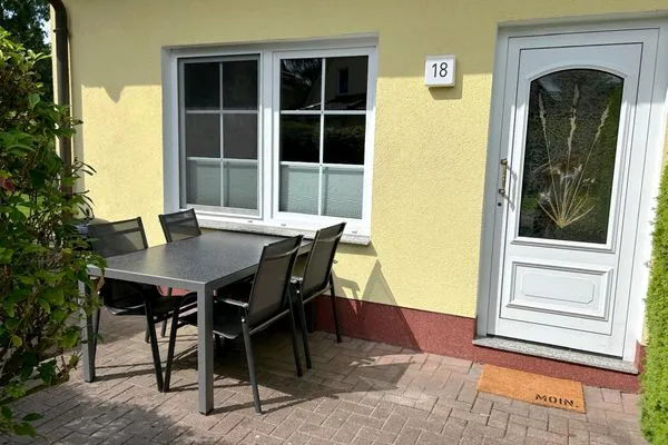 Terrasse auf der Vorderseite des Hauses Am Deich Am Deich Haus 18