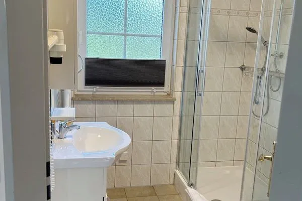 Badezimmer mit Dusche Am Deich Am Deich Haus 18