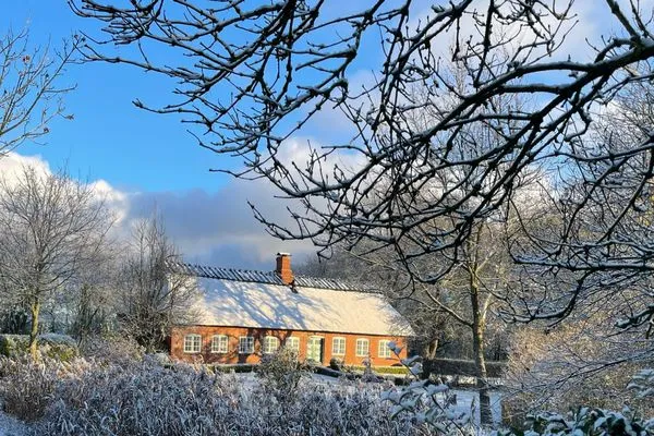 Hauptansicht  Reetdachkate Fuchsgraben