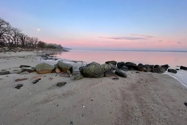 Naturstrand Mühlendamm in winterlicher Morgendämmerung  Ferienhaus Landliv Hus
