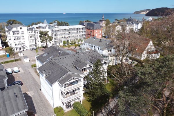 Luftaufnahme der Residenz Prorer Wiek in Binz mit Blick auf Ostsee und Bäderarchitektur
