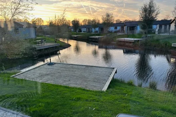  EuroParcs De IJssel Eilanden Chalet Reevemeer mit Steg IJE511