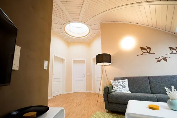 Ferienhaus Solveig - Kugelhaus am Tollensesee - Wohnbereich im OG mit "Sonnenauge"  Solveig