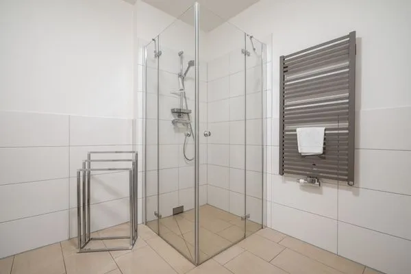 Ferienwohnung Hafenblick Waren (Müritz) – Helles Bad mit moderner Glasdusche und Handtuchheizkörper  Hafenblick