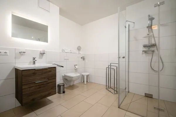 Ferienwohnung Hafenblick Waren (Müritz) – Großzügiges, modernes Bad mit ebenerdiger Dusche und stilvollem Design  Hafenblick