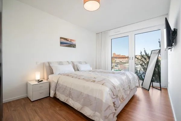 Ferienwohnung Hafenblick Waren (Müritz) – Helles Schlafzimmer mit komfortablem Doppelbett  Hafenblick