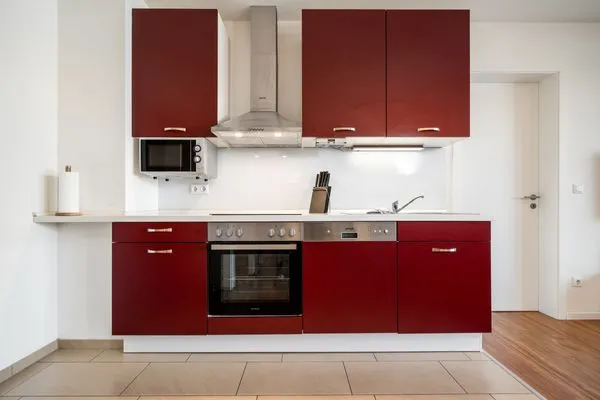 Ferienwohnung Hafenblick Waren (Müritz) – Stilvolle Einbauküche in modernem Design mit kompletter Ausstattung  Hafenblick