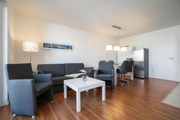 Ferienwohnung Hafenblick Waren (Müritz) – Offener Wohn- und Essbereich mit moderner Einrichtung und gemütlichem Ambiente  Hafenblick