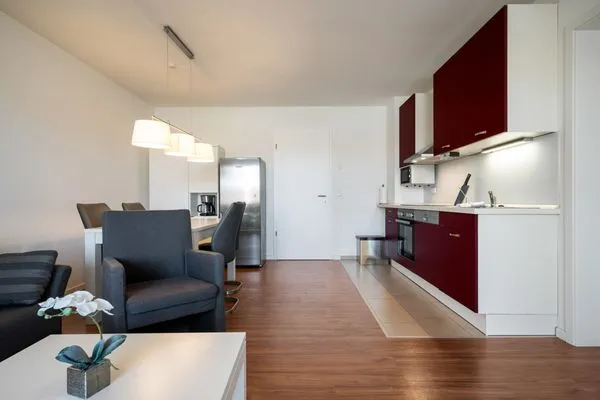 Ferienwohnung Hafenblick Waren (Müritz) – Moderne, voll ausgestattete Küche mit gemütlichem Essbereich  Hafenblick