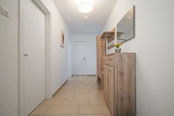 Ferienwohnung Hafenblick Waren (Müritz) – Freundlicher Eingangsbereich mit viel Stauraum und modernem Design  Hafenblick