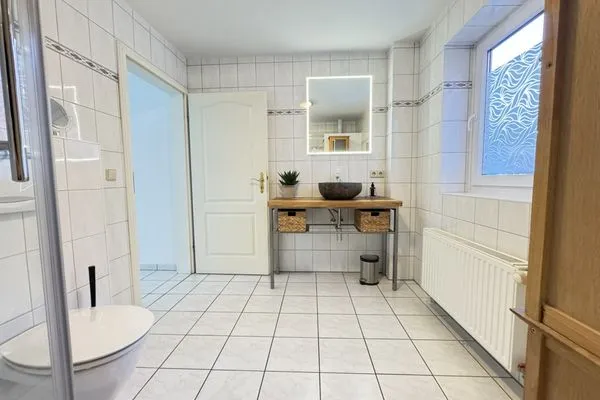 Bad mit Dusche, WC, Fenster und Waschtisch  Krischan