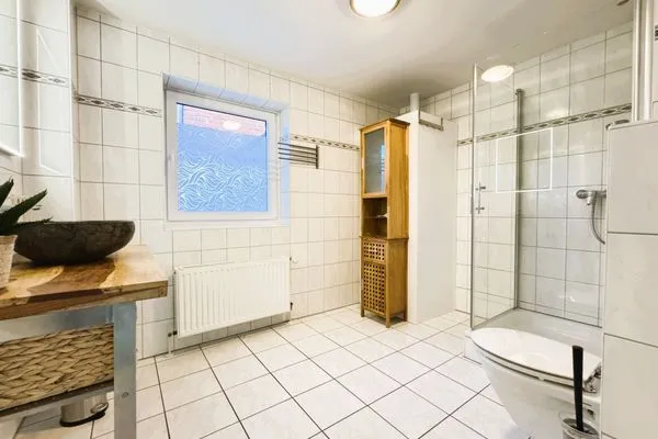 Bad mit Dusche, WC, Fenster und Waschtisch  Krischan