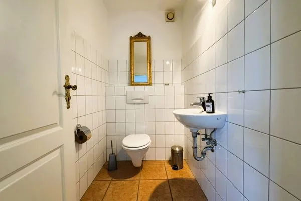 Gäste WC mit kleinem Waschbecken  Krischan