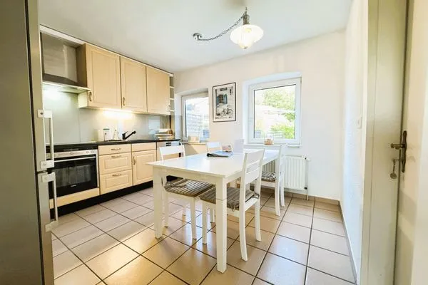 Geräumige Küche mit Geschirrspüler, großem Kühlschrank und Platz für 4 Personen  Krischan