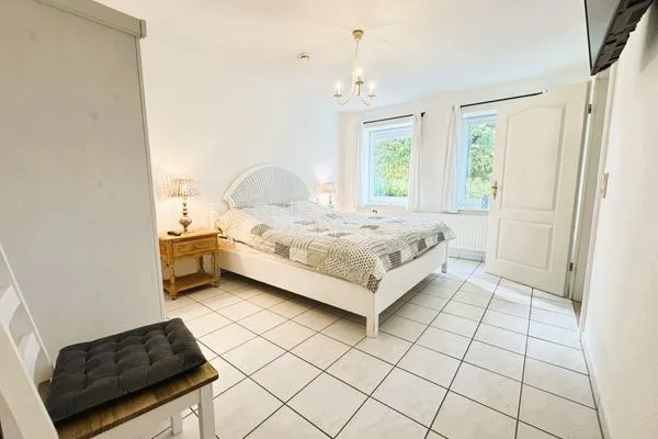 Großes Schlafzimmer mit Doppelbett, Fenstern, TV und Kleiderschrank  Krischan