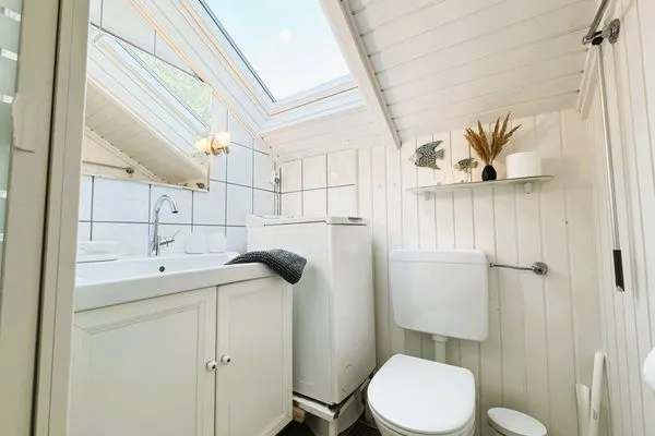 Bad mit Dusche, WC, Fenster und Waschmaschine  Lille Hus