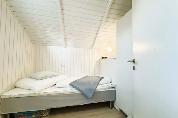 Schlafzimmer mit 1 Einzelbett (90 x 200 cm)  Lille Hus