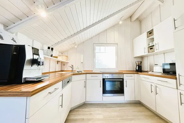 Offene Wohnküche mit Jura-Kaffeemaschine  Lille Hus